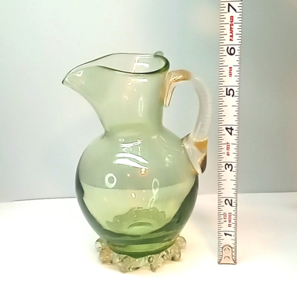 Vintage hand blown green glass pitcher, with gold fleck and applied handle. - Picture 5 of 6